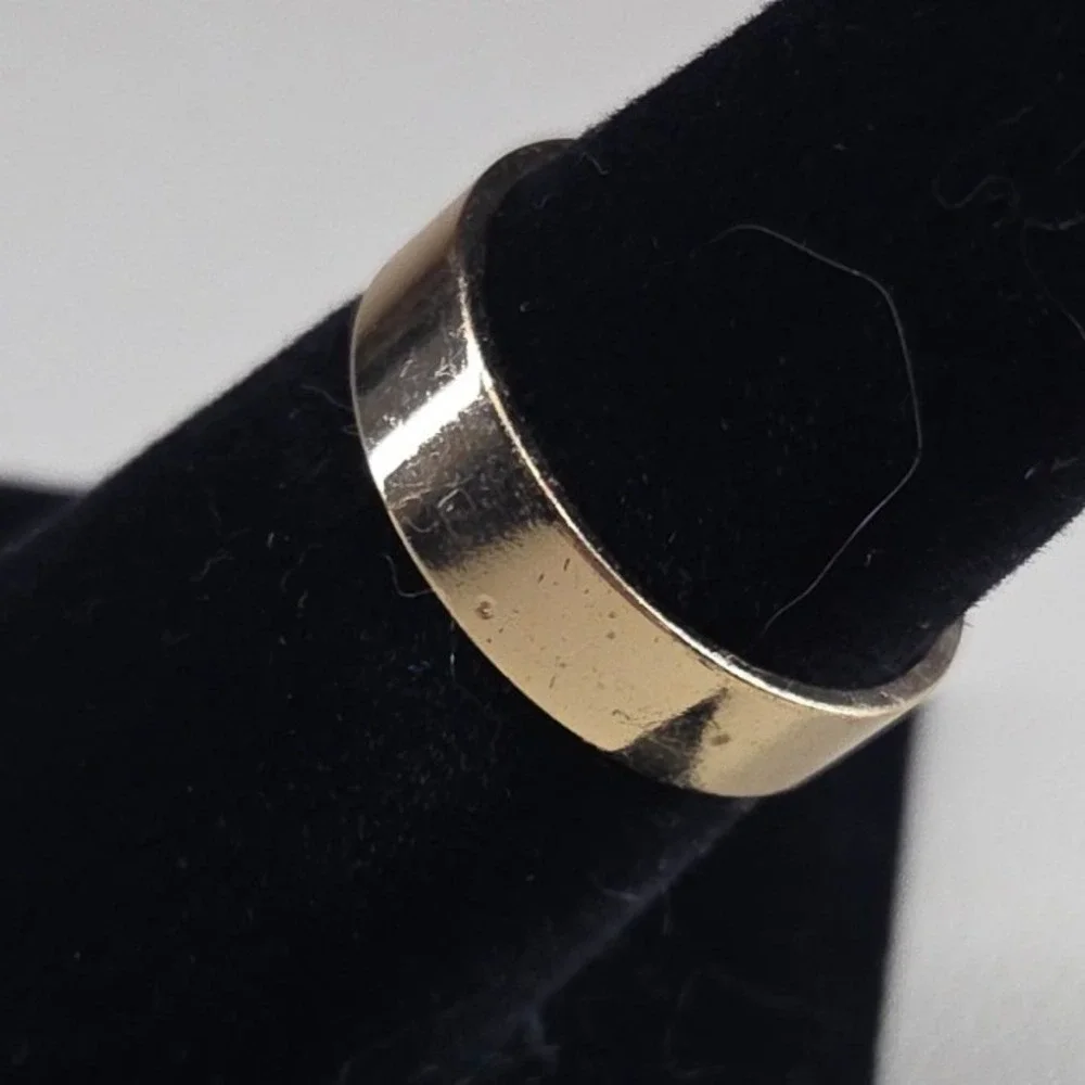 Gold Tone Flat Cigar Band Type Ring Size 8 Minimalist Wide Smooth Band Unbranded